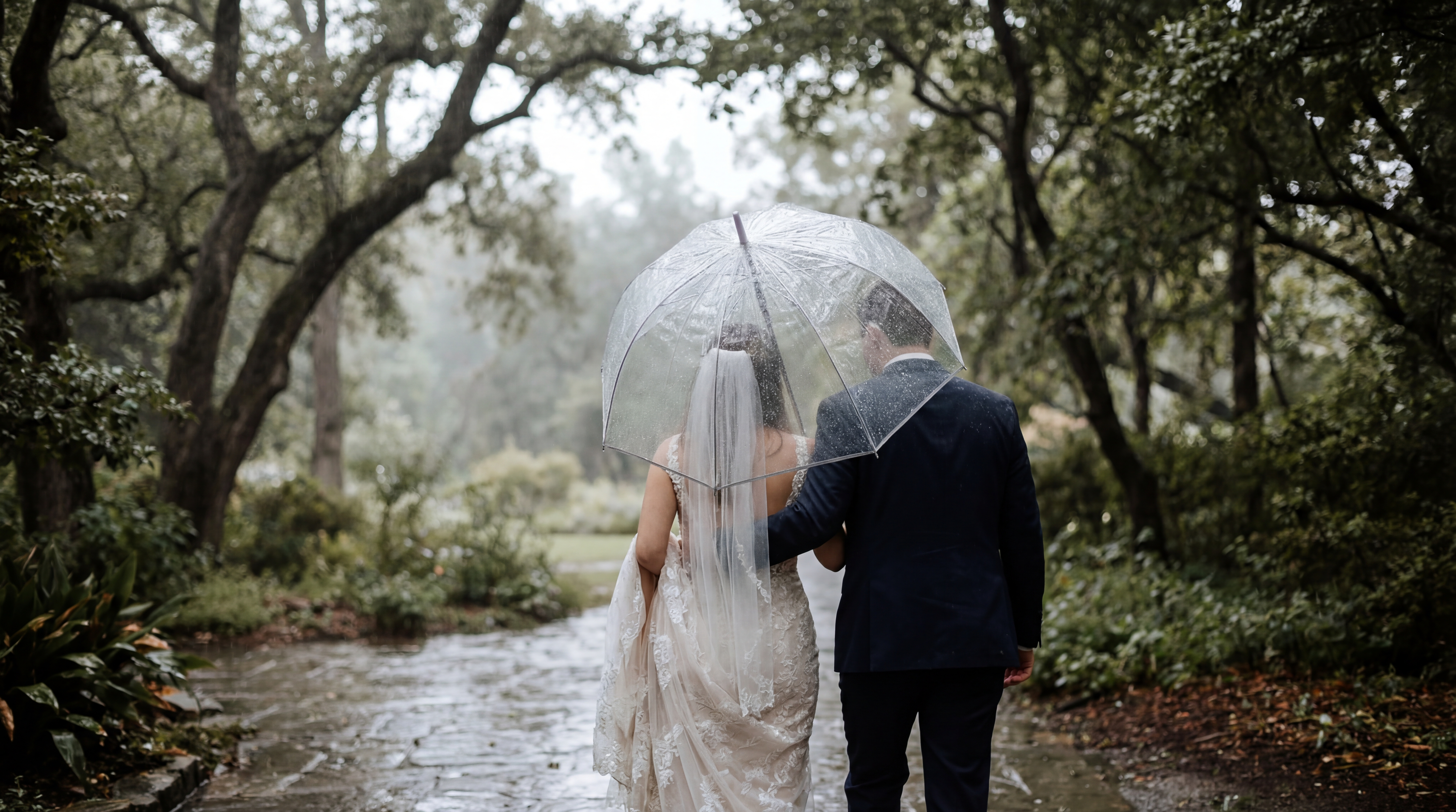 Embracing the Drops: A Guide to Romantic Rainy Day Wedding Photos