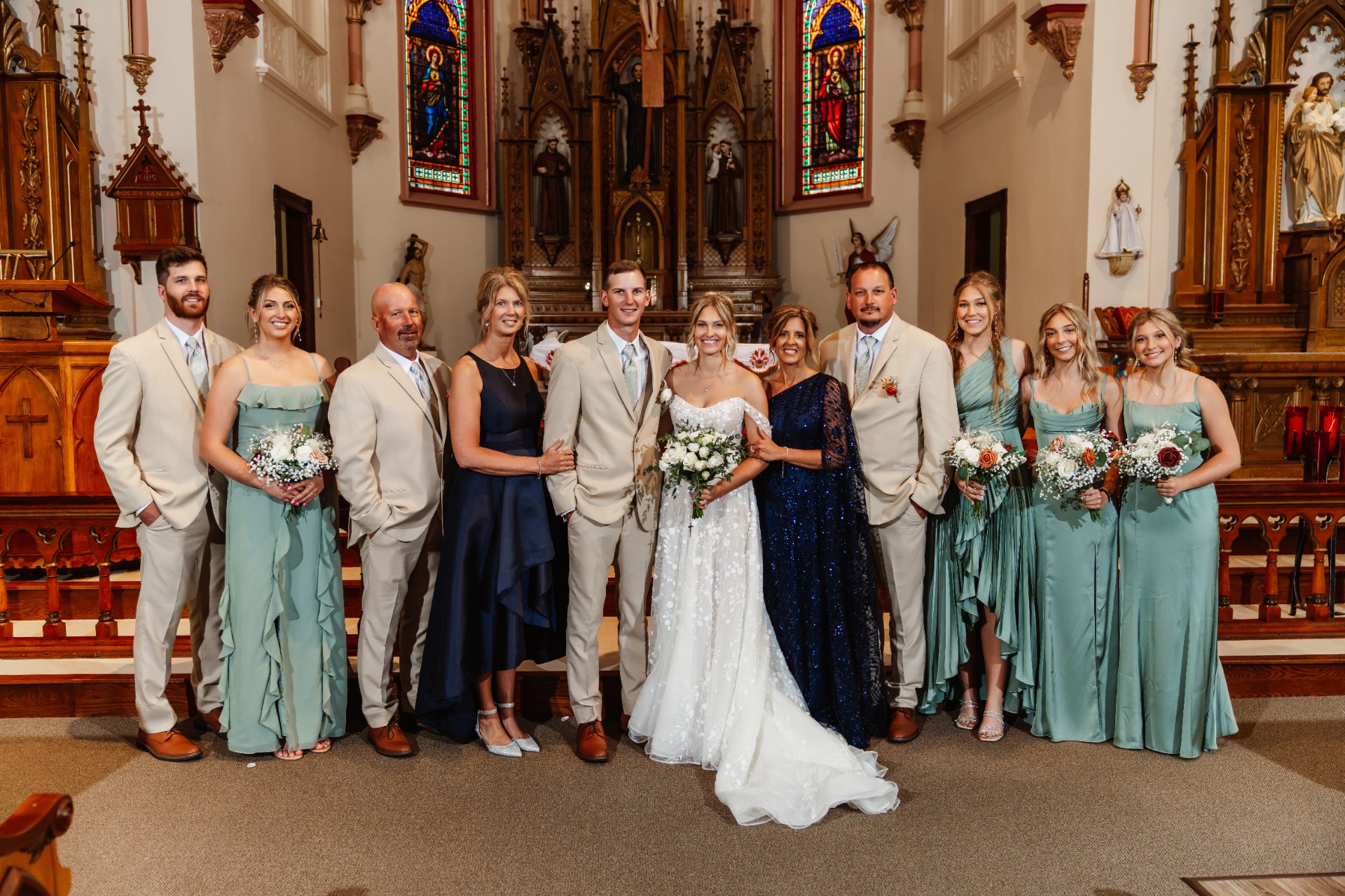 Breeze Through Your Big Day: How to Create a Stress-Free Family Formals Shot List